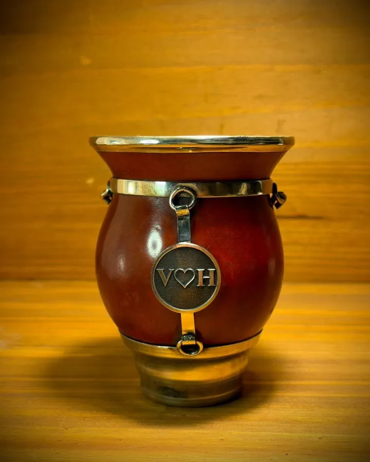 Mate criollo con medalla personalizada con las iniciales V y H