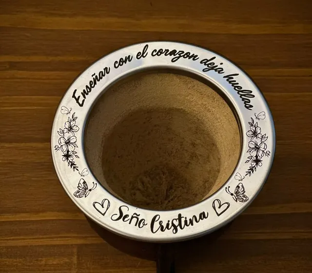 Mate con la virola grabada con láser: dedicatoria y el nombre Cristina